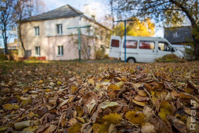 «Сидишь в туалете и боишься, что на тебя стена упадет». Как живут люди в домах под снос прямо у метро «Михалово»