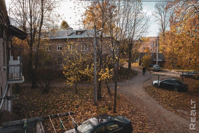 «Сидишь в туалете и боишься, что на тебя стена упадет». Как живут люди в домах под снос прямо у метро «Михалово»