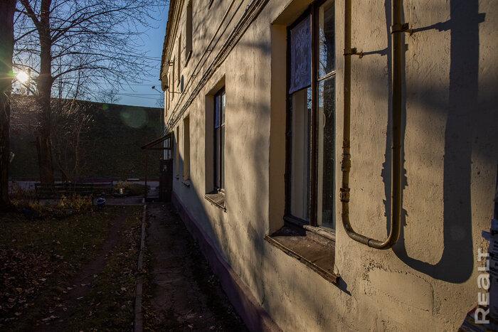 «Купаешь ребенка, а на голову потолок сыпется». Как живут люди в старых двухэтажках возле железной дороги и завода в Минске