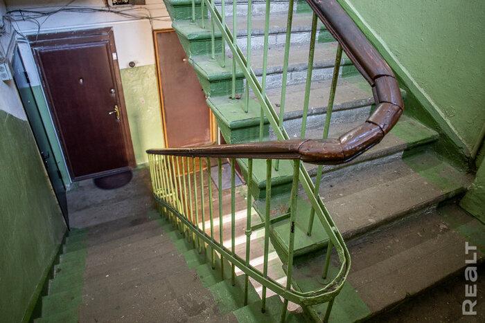 «Купаешь ребенка, а на голову потолок сыпется». Как живут люди в старых двухэтажках возле железной дороги и завода в Минске