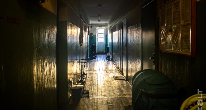«Купаешь ребенка, а на голову потолок сыпется». Как живут люди в старых двухэтажках возле железной дороги и завода в Минске