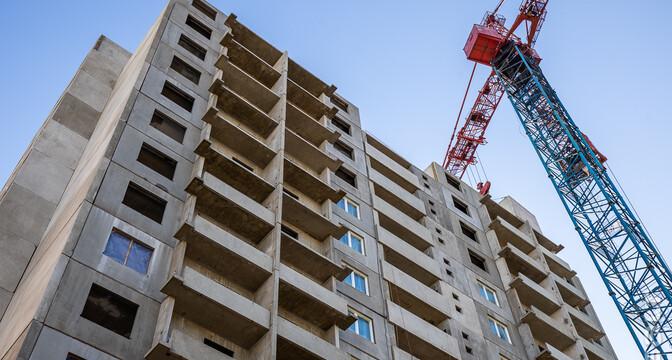Посмотрели, как в Дражне строят дом для очередников с «квадратом» по 780 долларов
