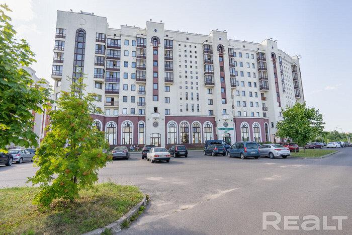&laquo;Как в&nbsp;парижском кафе&raquo;. На&nbsp;проспекте Дзержинского в&nbsp;Минске продается квартира с&nbsp;очень необычными окнами