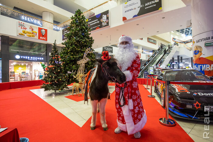 Смотрите, как украсили к&nbsp;Новому году большие торговые центры в&nbsp;Минске. Выбираем самую крутую елку. Голосуйте!