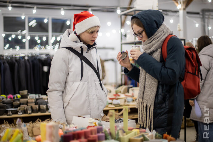 «Тигровая» посуда, одежда, музыка и бар. В Минске в квартале К21 заработал рождественский маркет