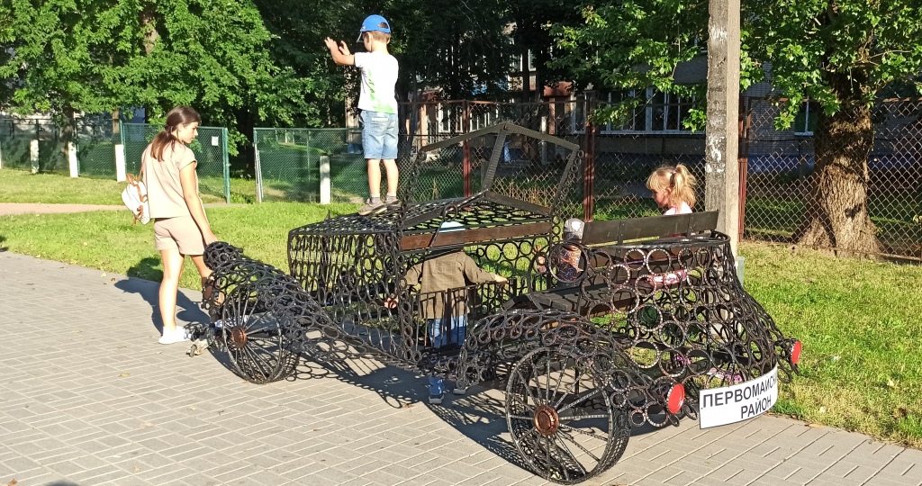 В Первомайском районе Минска проходит конкурс скамеек9