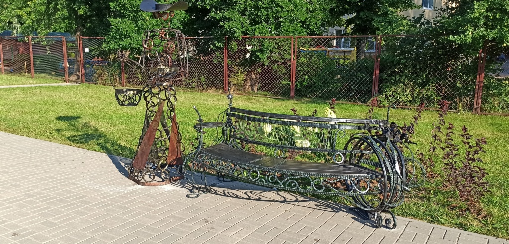 В Первомайском районе Минска проходит конкурс скамеек6