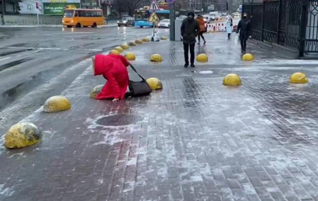На дорогах Беларуси 29 декабря ожидается гололедица