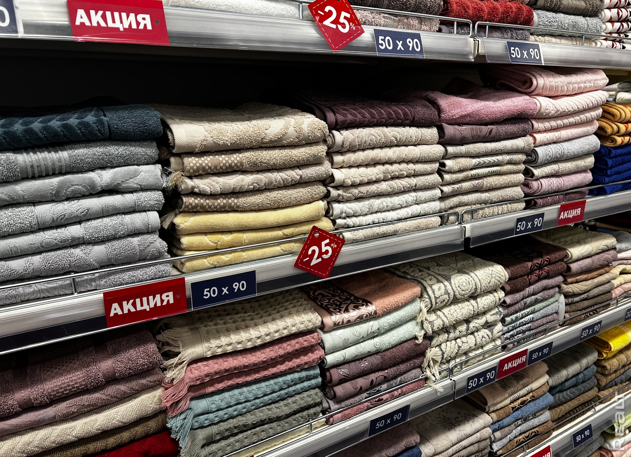 Скидки до&nbsp;45%, вещи с&nbsp;хорошим составом и&nbsp;легендарное желе. Посмотрели, что и&nbsp;почем можно купить в&nbsp;универмаге &laquo;Беларусь&raquo;