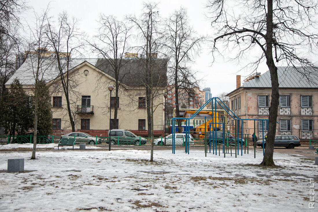 Собирались снести, а&nbsp;теперь реконструируют. В&nbsp;центре Минска начали обновлять старые двухэтажки