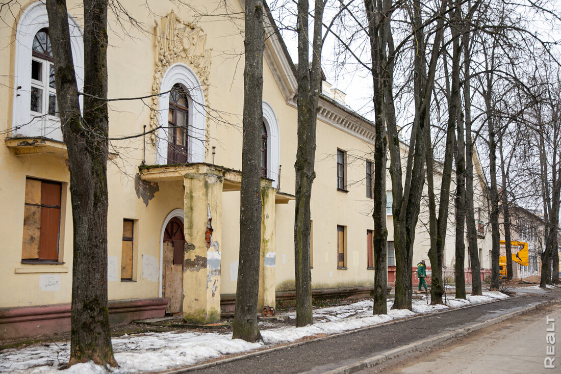 Собирались снести, а&nbsp;теперь реконструируют. В&nbsp;центре Минска начали обновлять старые двухэтажки