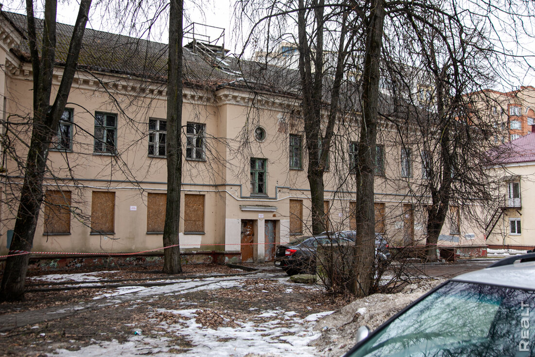 Собирались снести, а&nbsp;теперь реконструируют. В&nbsp;центре Минска начали обновлять старые двухэтажки