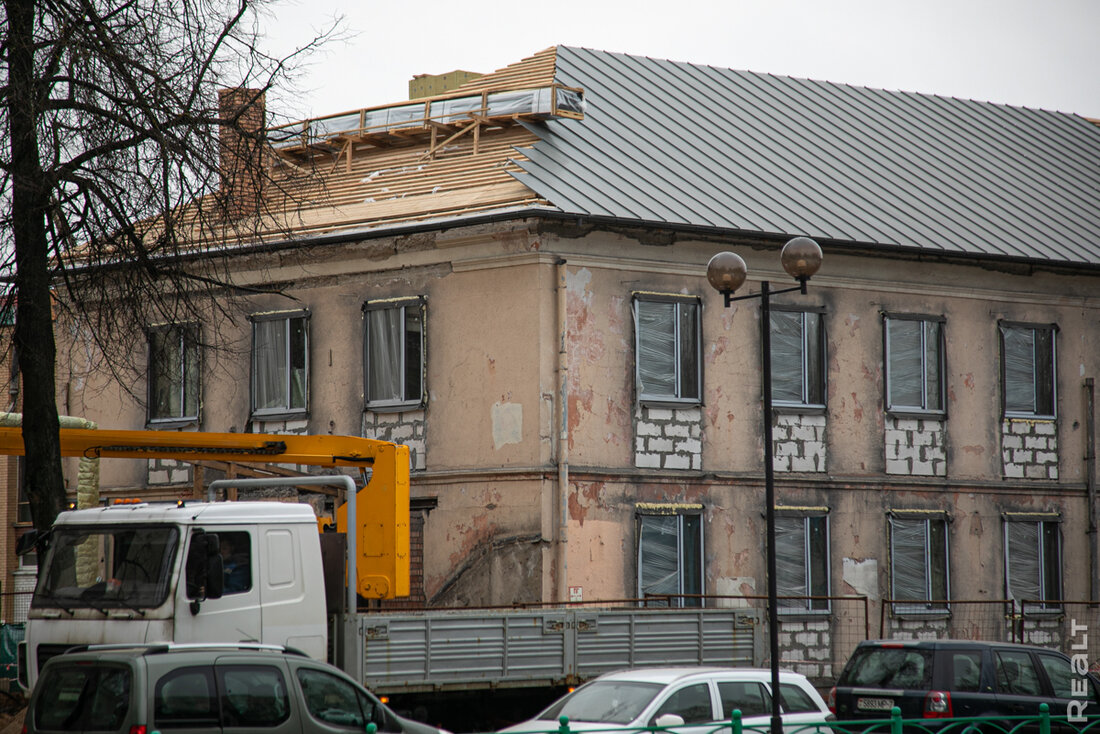 Собирались снести, а&nbsp;теперь реконструируют. В&nbsp;центре Минска начали обновлять старые двухэтажки