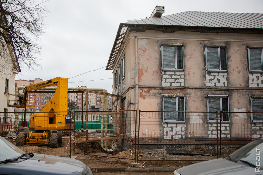 Собирались снести, а&nbsp;теперь реконструируют. В&nbsp;центре Минска начали обновлять старые двухэтажки