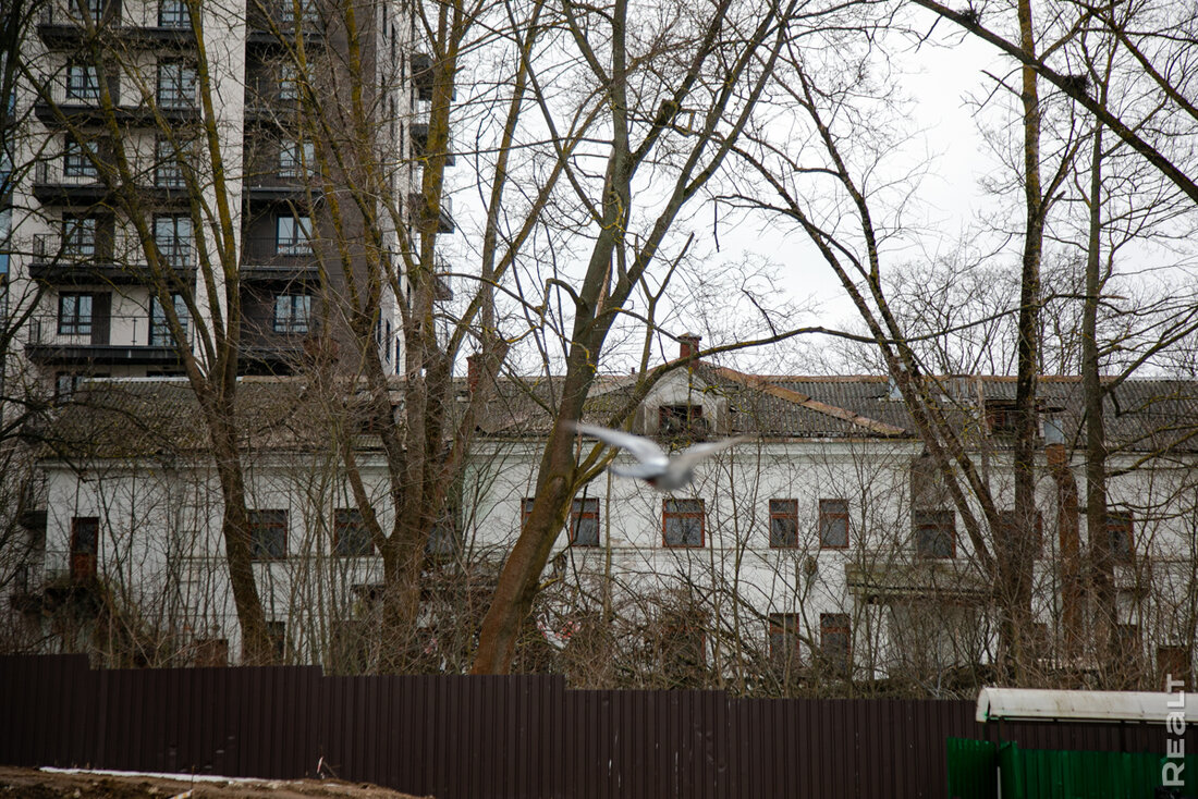 Собирались снести, а&nbsp;теперь реконструируют. В&nbsp;центре Минска начали обновлять старые двухэтажки
