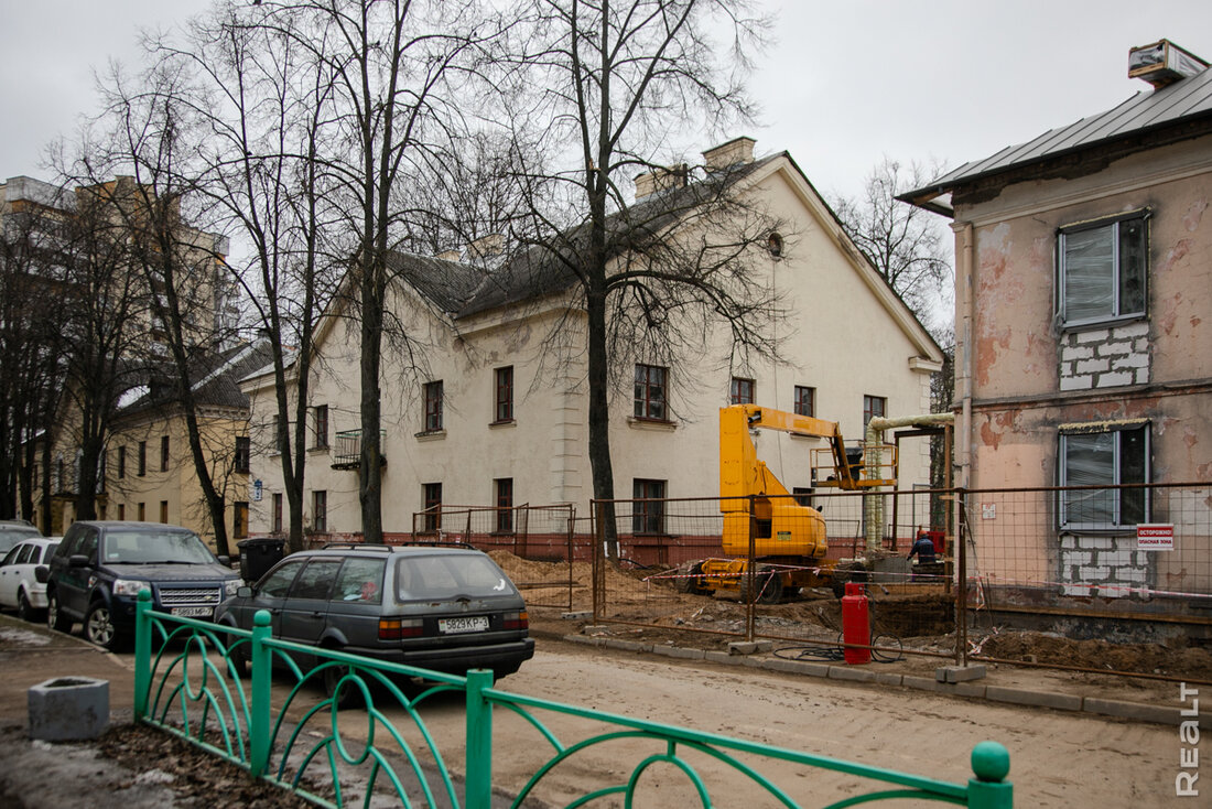 Собирались снести, а&nbsp;теперь реконструируют. В&nbsp;центре Минска начали обновлять старые двухэтажки