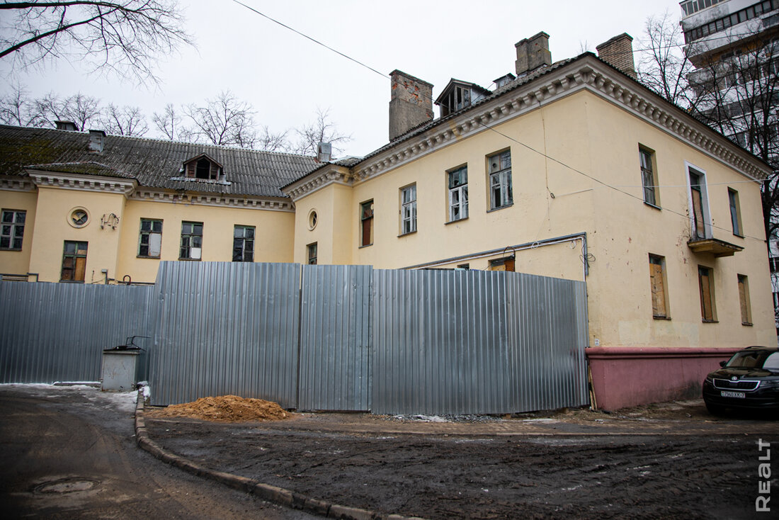 Собирались снести, а&nbsp;теперь реконструируют. В&nbsp;центре Минска начали обновлять старые двухэтажки