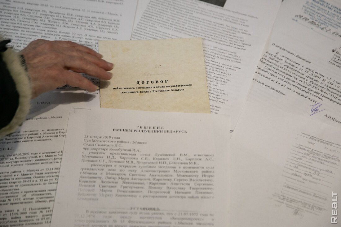 &laquo;Живем тут по&nbsp;40 лет, а&nbsp;нас будто нет&raquo;. Как вышло, что целый подъезд минской пятиэтажки нигде не&nbsp;зарегистрирован