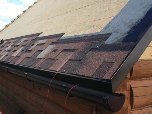 Капельник для мягкой кровли: разновидности и монтаж Капельник для мягкой кровли: разновидности и монтаж