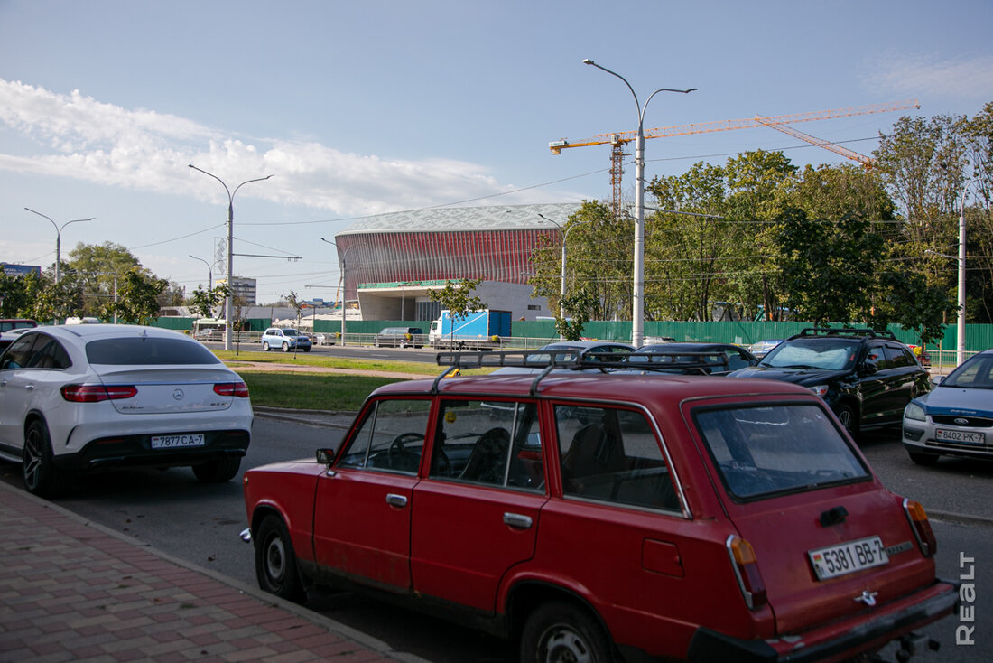 «Столько зелени есть мало в каком районе». Как живется в знаменитых высотках на Партизанском