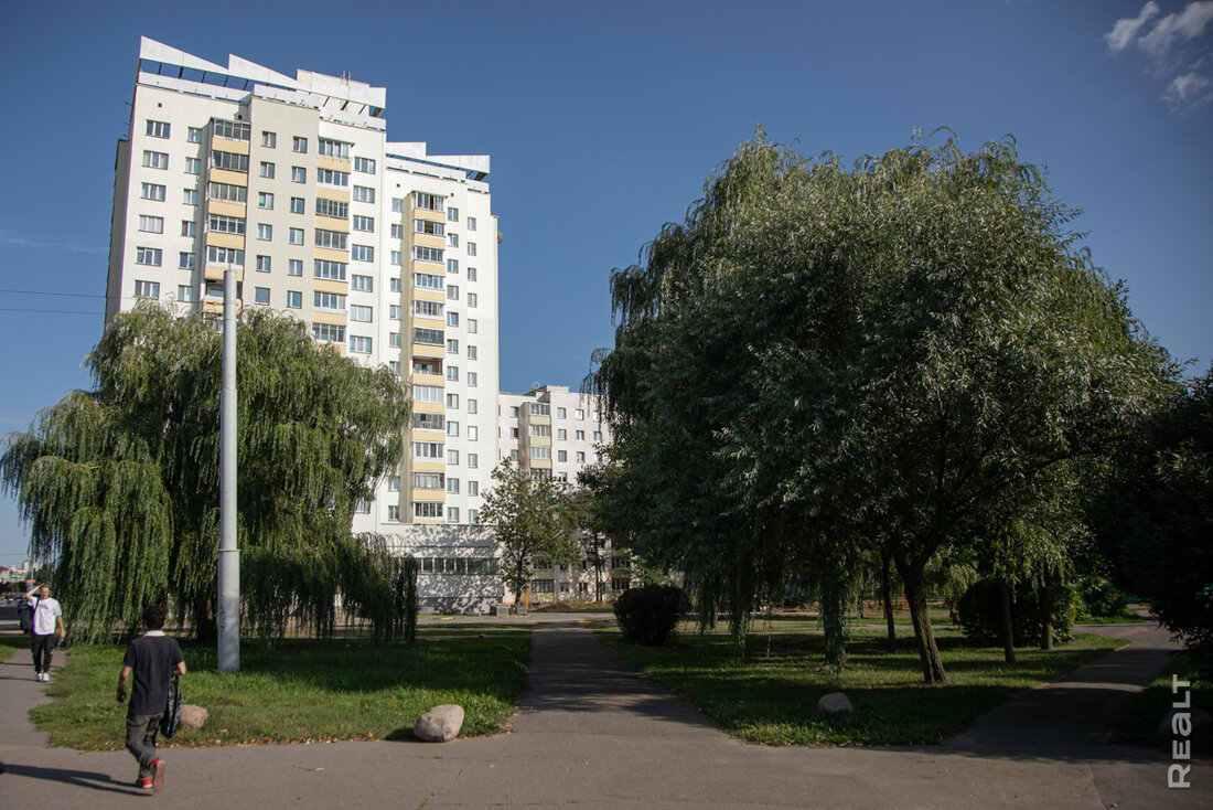 «Столько зелени есть мало в каком районе». Как живется в знаменитых высотках на Партизанском